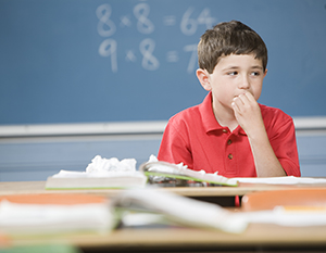 Niño que no está prestando atención en el aula.